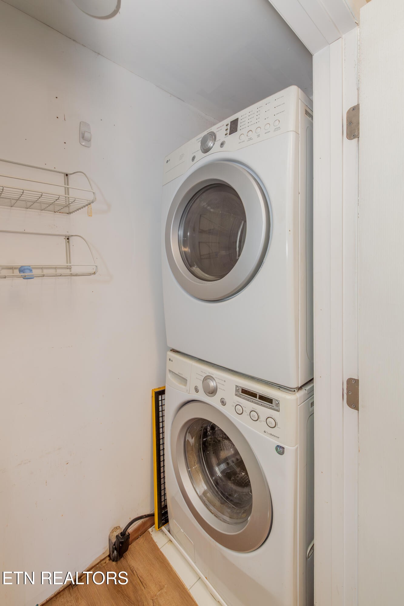 759 Laurel Road Clinton, TN 37716 - Photo 22 of 28 a utility room with dryer and washer
