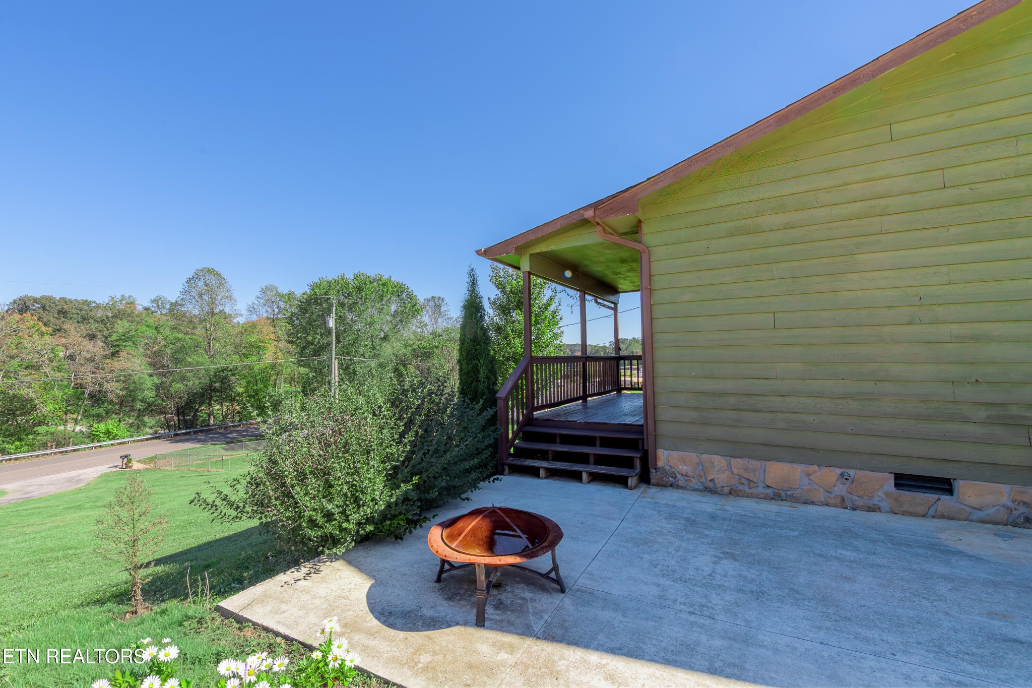 759 Laurel Road Clinton, TN 37716 - Photo 28 of 28 a backyard of a house with outdoor seating