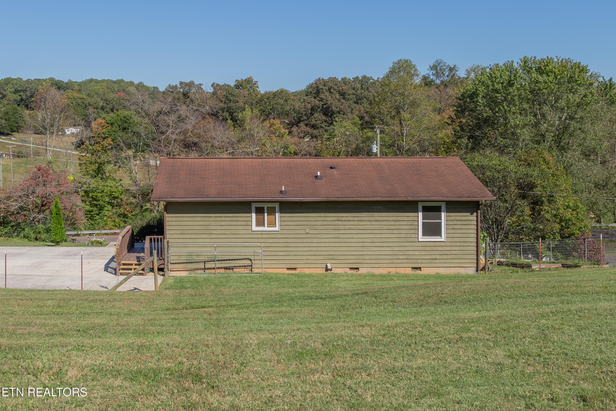 759 Laurel Road Clinton, TN 37716 - Photo 5 of 28 a view of a house with a yard