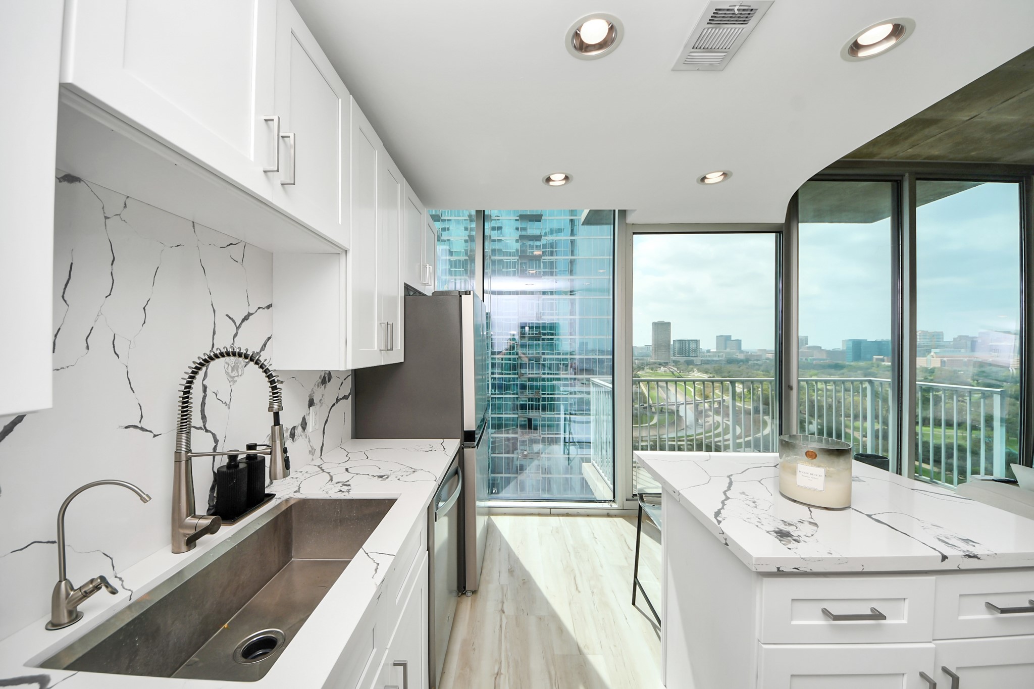 5925 Almeda Road, Unit 11616 Houston, TX 77004 - Photo 11 of 39 a open kitchen with a large window