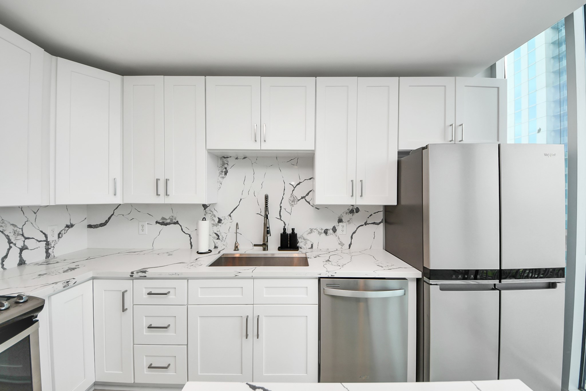 5925 Almeda Road, Unit 11616 Houston, TX 77004 - Photo 12 of 39 a kitchen with appliances a sink and cabinets