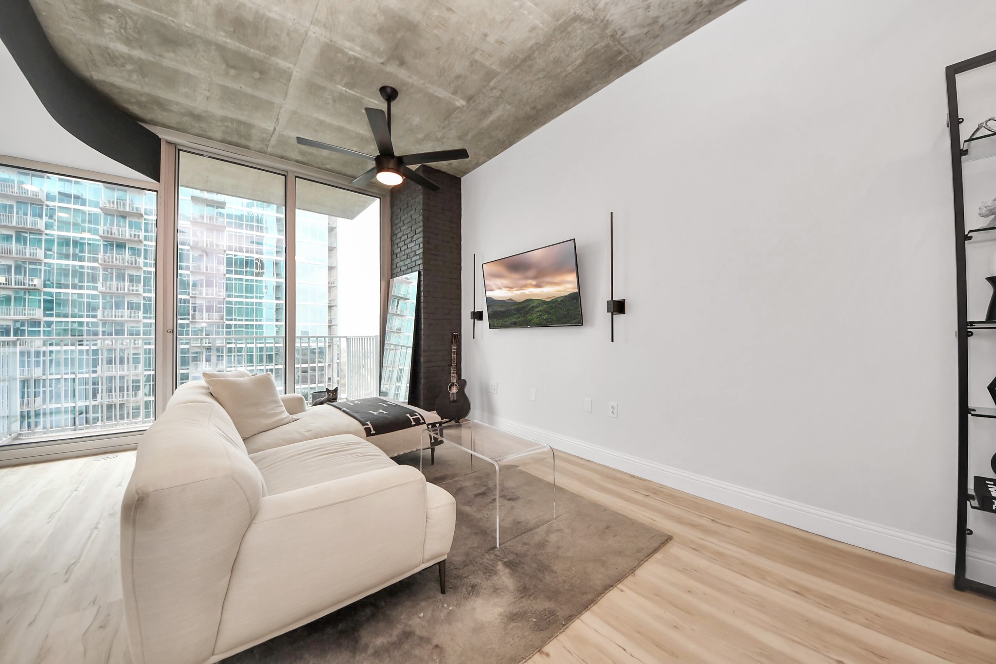 5925 Almeda Road, Unit 11616 Houston, TX 77004 - Photo 2 of 39 a living room with furniture and a large window