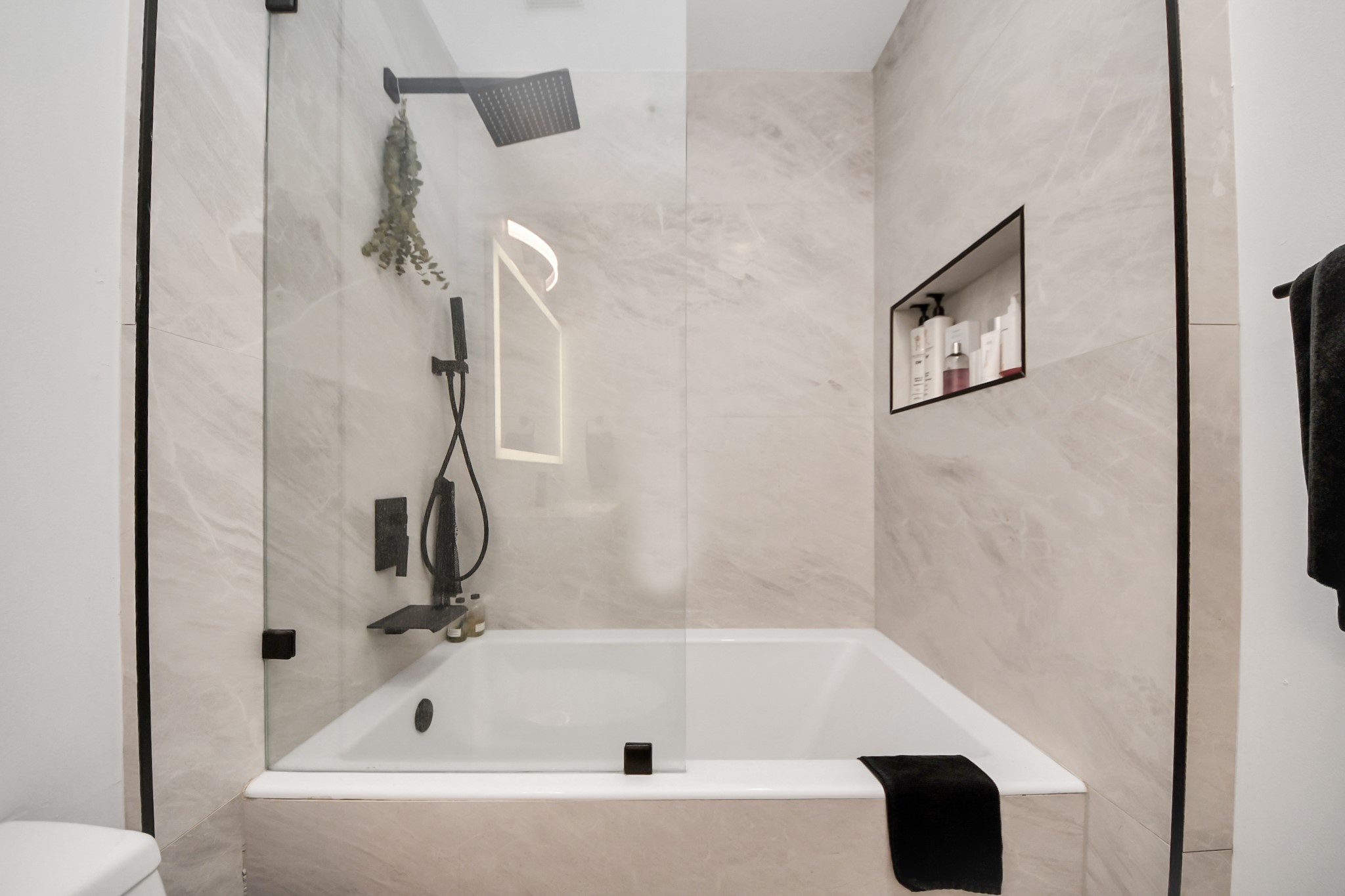 5925 Almeda Road, Unit 11616 Houston, TX 77004 - Photo 23 of 39 a bathroom with a bathtub