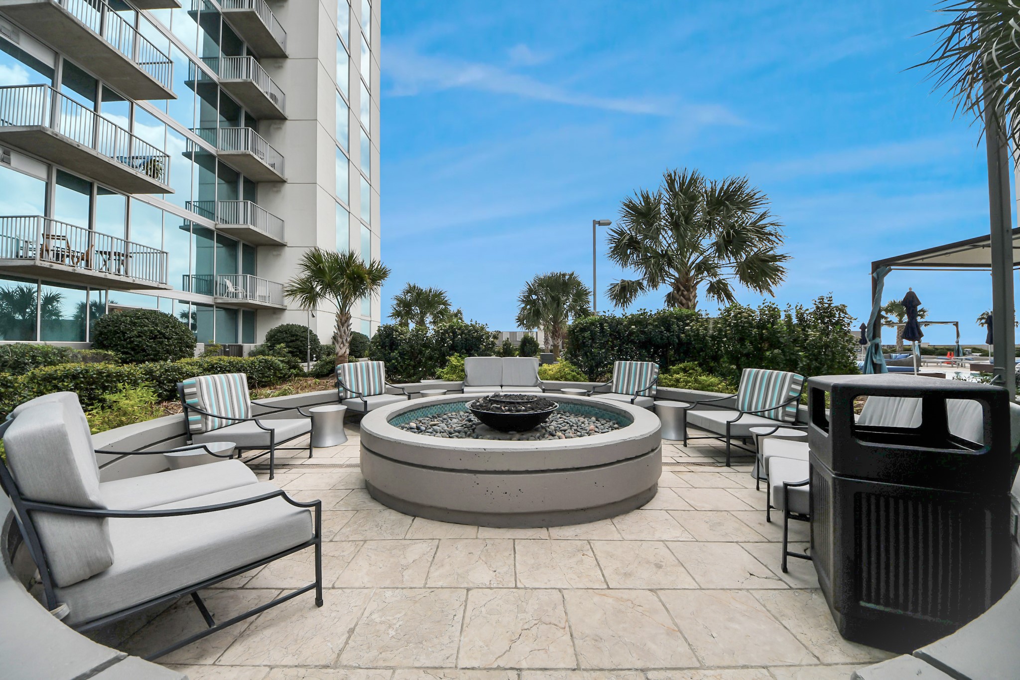 5925 Almeda Road, Unit 11616 Houston, TX 77004 - Photo 25 of 39 a living room with patio furniture and a potted plant