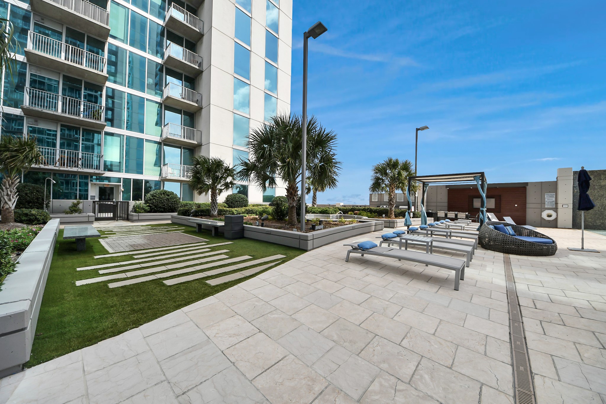 5925 Almeda Road, Unit 11616 Houston, TX 77004 - Photo 29 of 39 a view of multi story residential apartment building with a yard