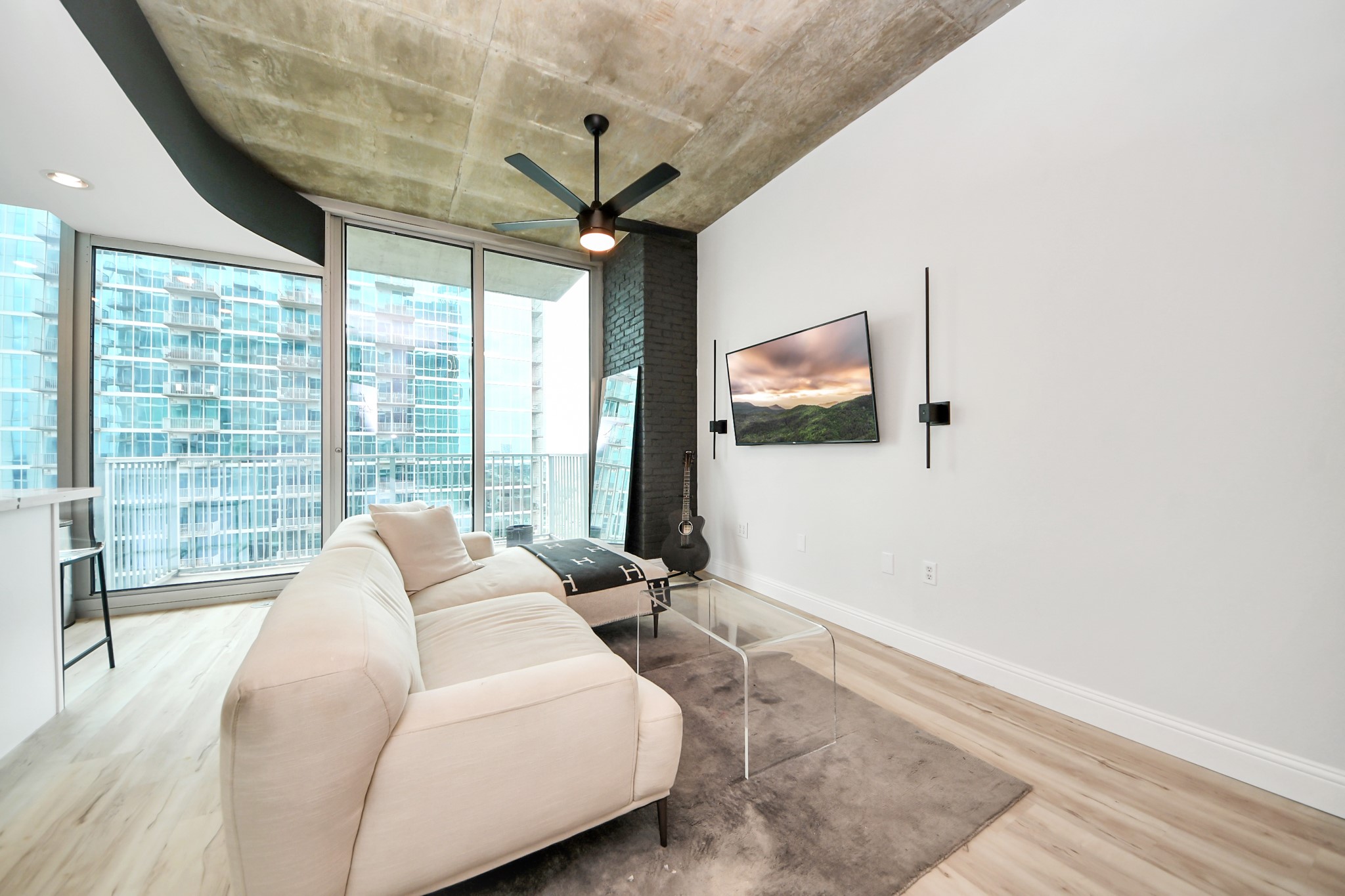 5925 Almeda Road, Unit 11616 Houston, TX 77004 - Photo 4 of 39 a living room with furniture and a large window
