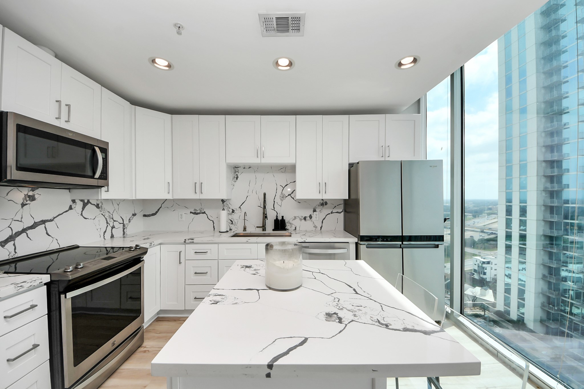 5925 Almeda Road, Unit 11616 Houston, TX 77004 - Photo 8 of 39 a kitchen with stainless steel appliances a stove a sink a refrigerator and cabinets