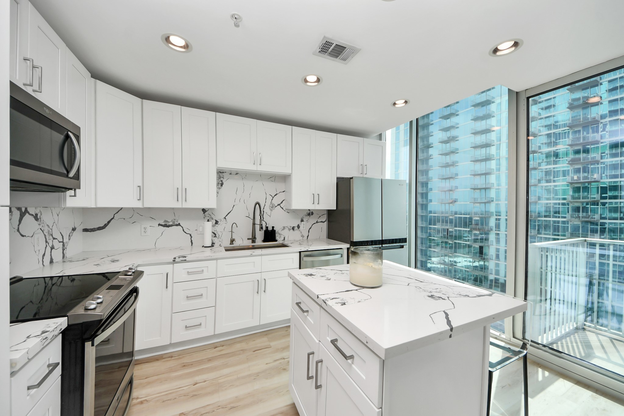 5925 Almeda Road, Unit 11616 Houston, TX 77004 - Photo 9 of 39 a kitchen with a sink a stove a refrigerator and cabinets