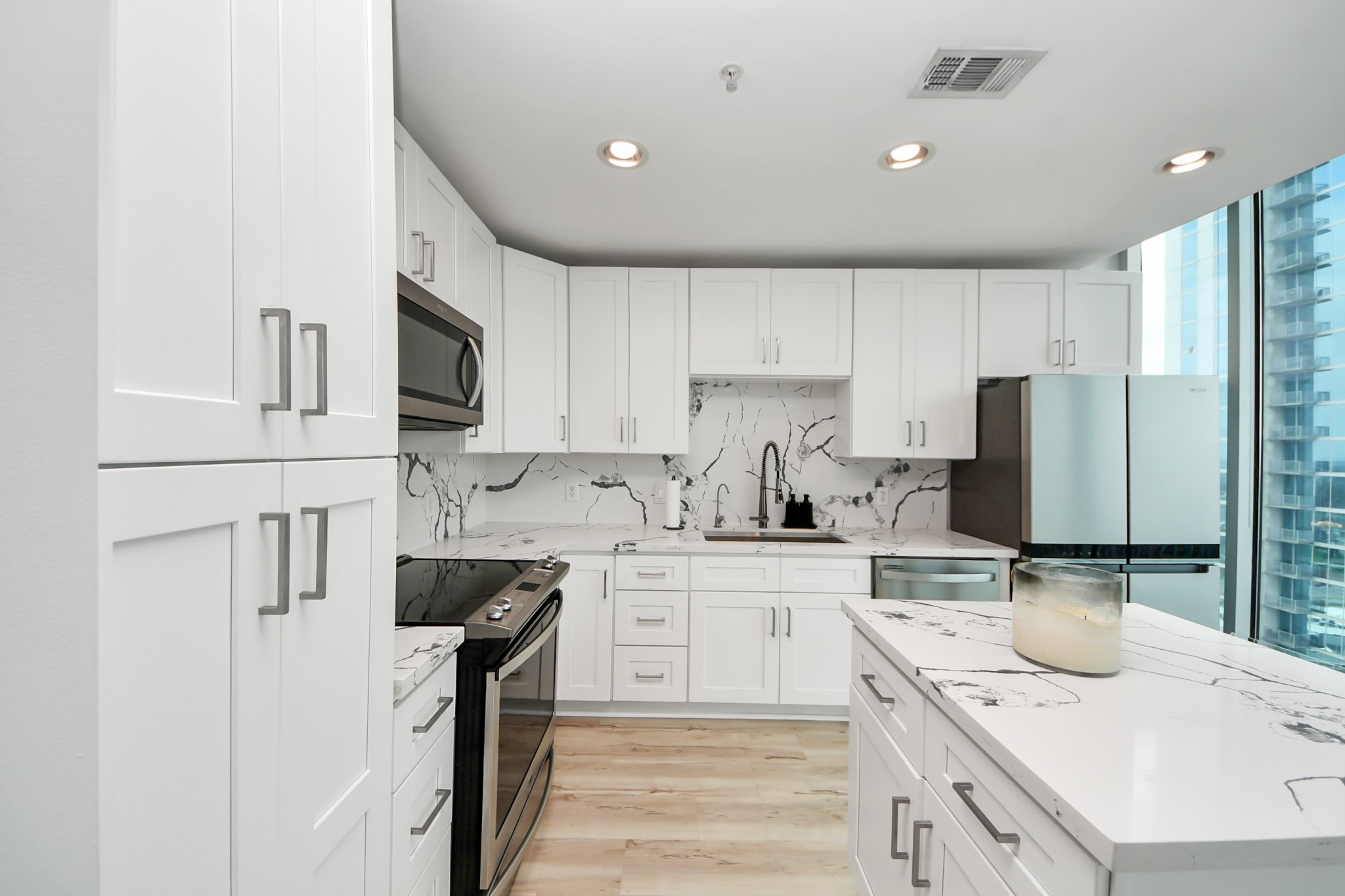 5925 Almeda Road, Unit 11616 Houston, TX 77004 - Photo 10 of 39 a kitchen with stainless steel appliances granite countertop a sink stove refrigerator and cabinets