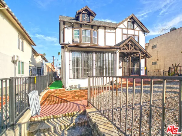 a house view with a outdoor space