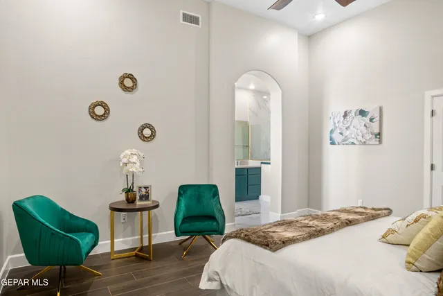 a view of livingroom with furniture