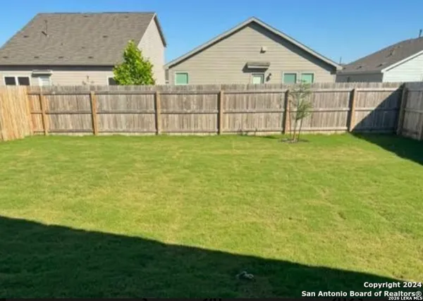 a view of a backyard