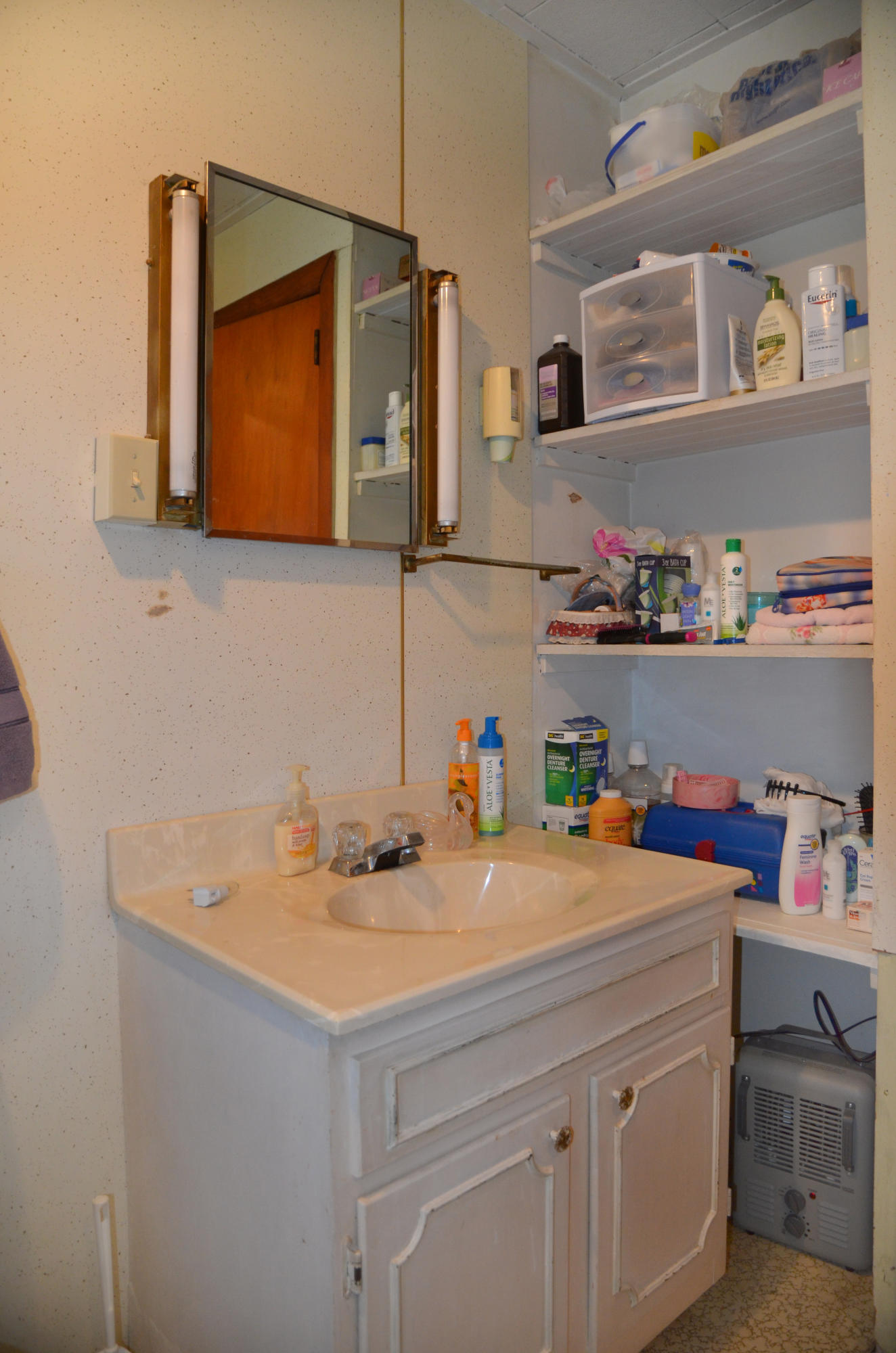 8523 Trout Road Mascot, TN 37806 - Photo 15 of 20 2nd Bathroom