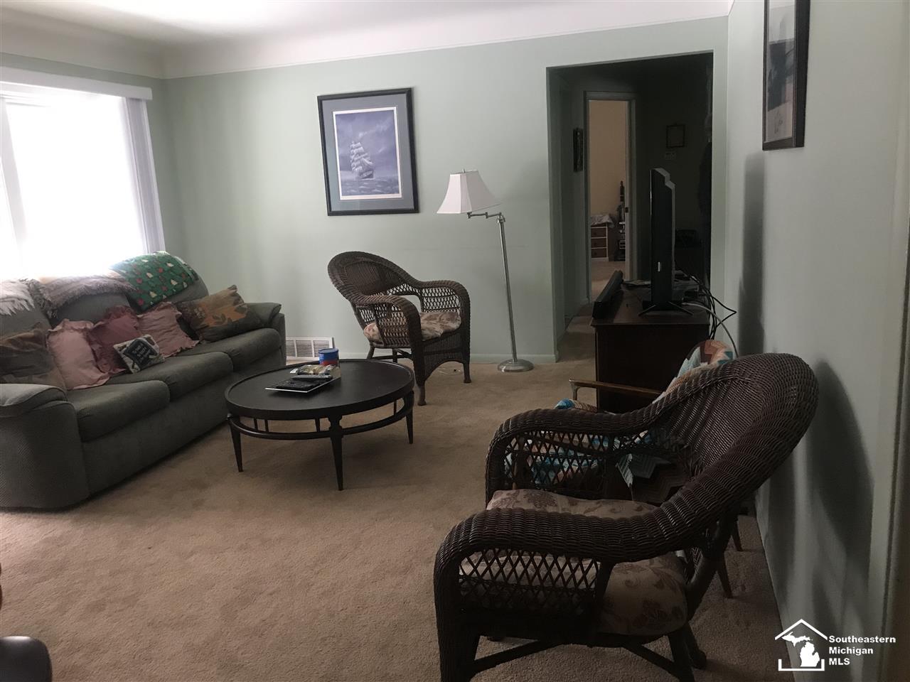 28231 Westerleigh Road Farmington, MI 48334 - Photo 4 of 22 31371644-3.JPG