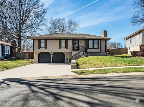 $300,000 | 801 Southwest 29 Street, Blue Springs, MO 64015