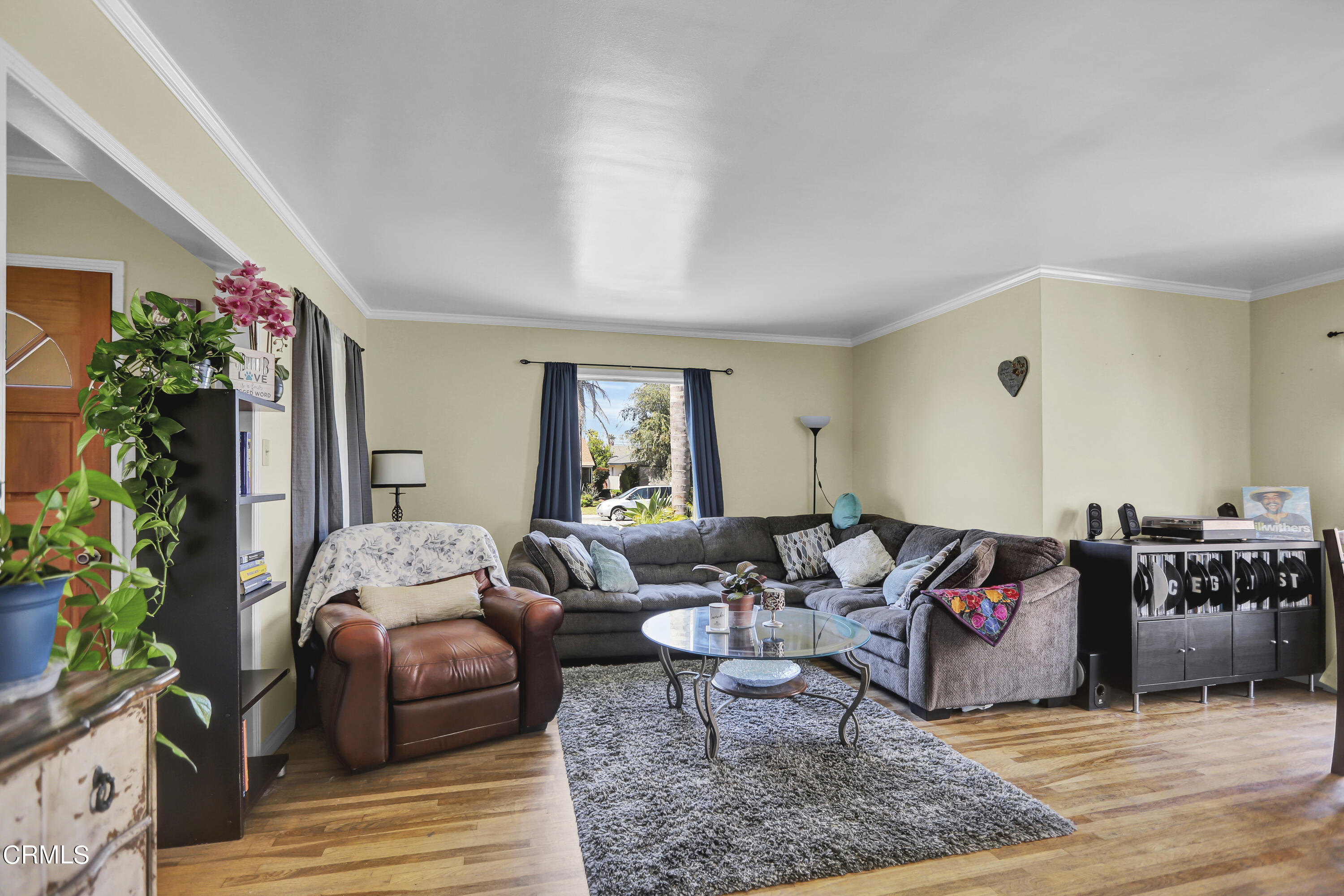 930 Doris Avenue Oxnard, CA 93030 - Photo 5 of 16 a living room with furniture and flowers