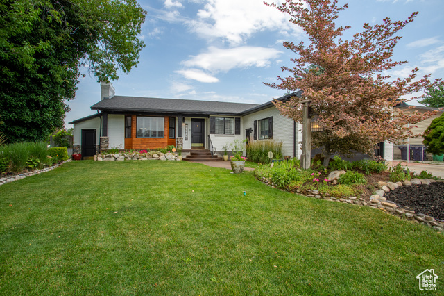 View of front of property featuring a front yard