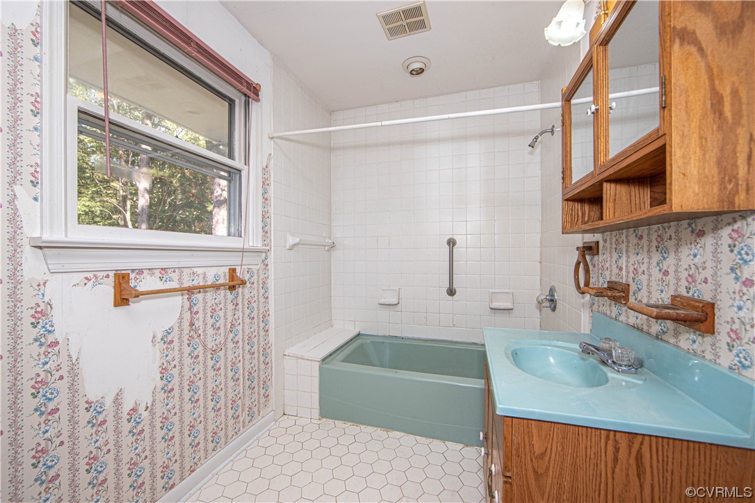 4586 Broad St Road Gum Spring, VA 23065 - Photo 13 of 23 a bathroom with a sink a toilet and a bathtub