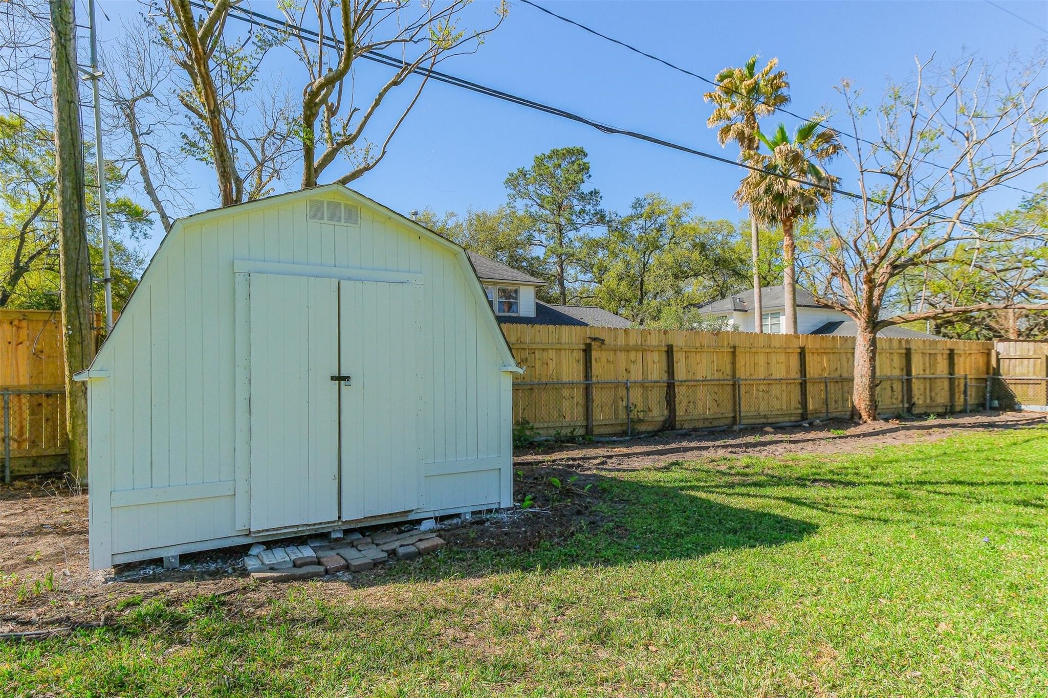 9419 Campbell Road Houston, TX 77080 - Photo 29 of 29 a view of a back yard of the house