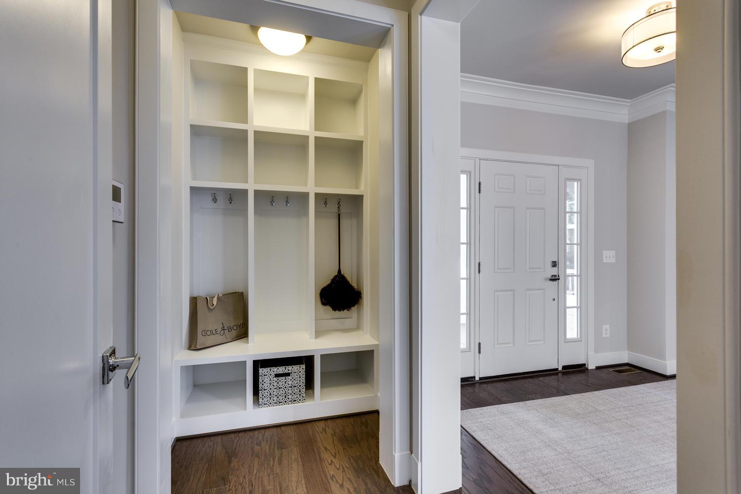 6229 Washington Boulevard Arlington, VA 22205 - Photo 2 of 29 Foyer/Mudroom