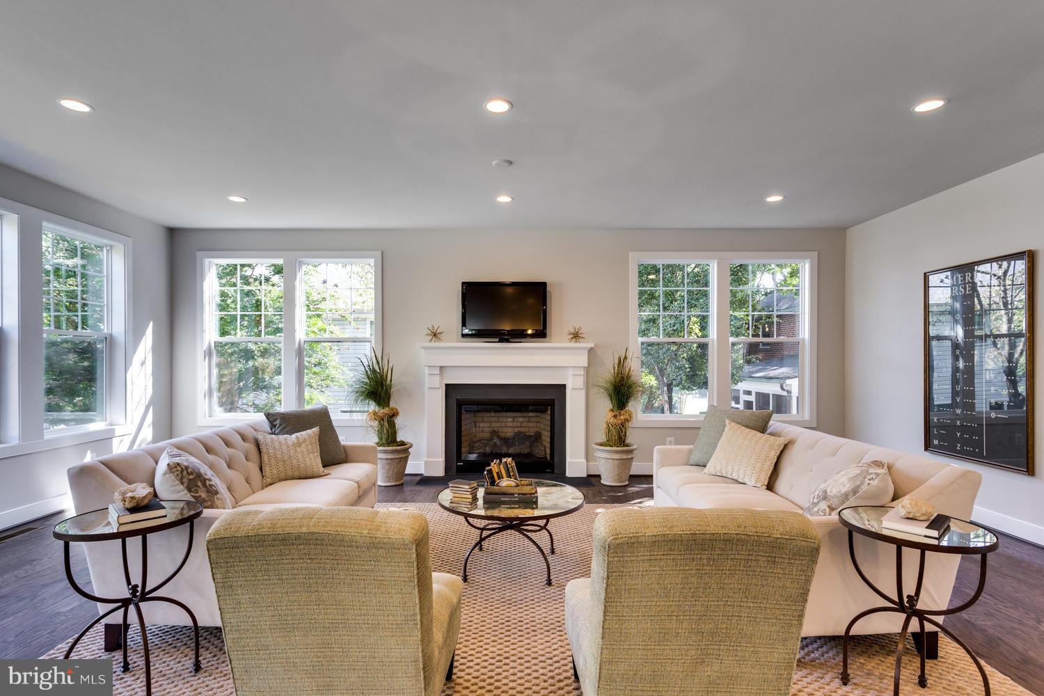 6229 Washington Boulevard Arlington, VA 22205 - Photo 12 of 29 Family Room