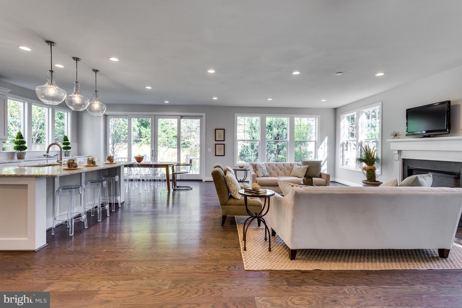 6229 Washington Boulevard Arlington, VA 22205 - Photo 13 of 29 Kitchen/Family Room