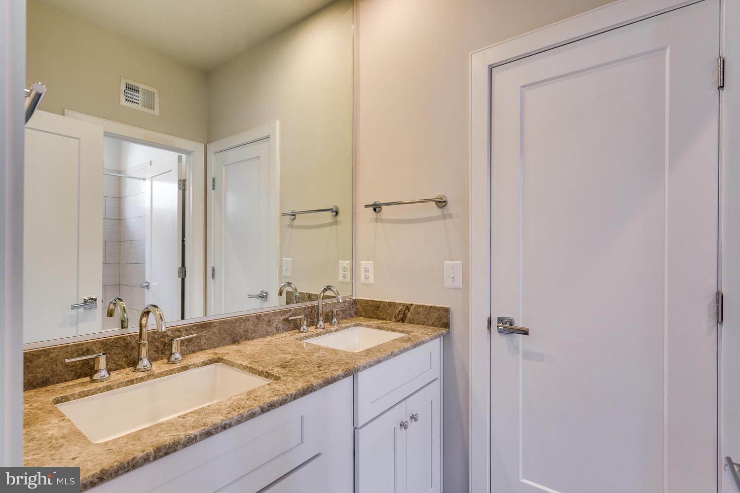6229 Washington Boulevard Arlington, VA 22205 - Photo 20 of 29 Jack and Jill En-suite