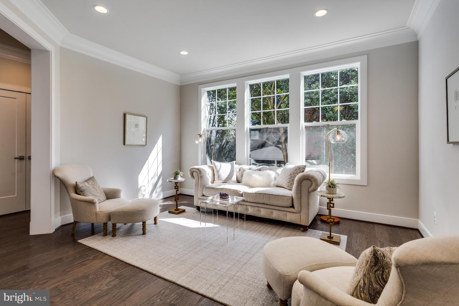 6229 Washington Boulevard Arlington, VA 22205 - Photo 4 of 29 Living Room
