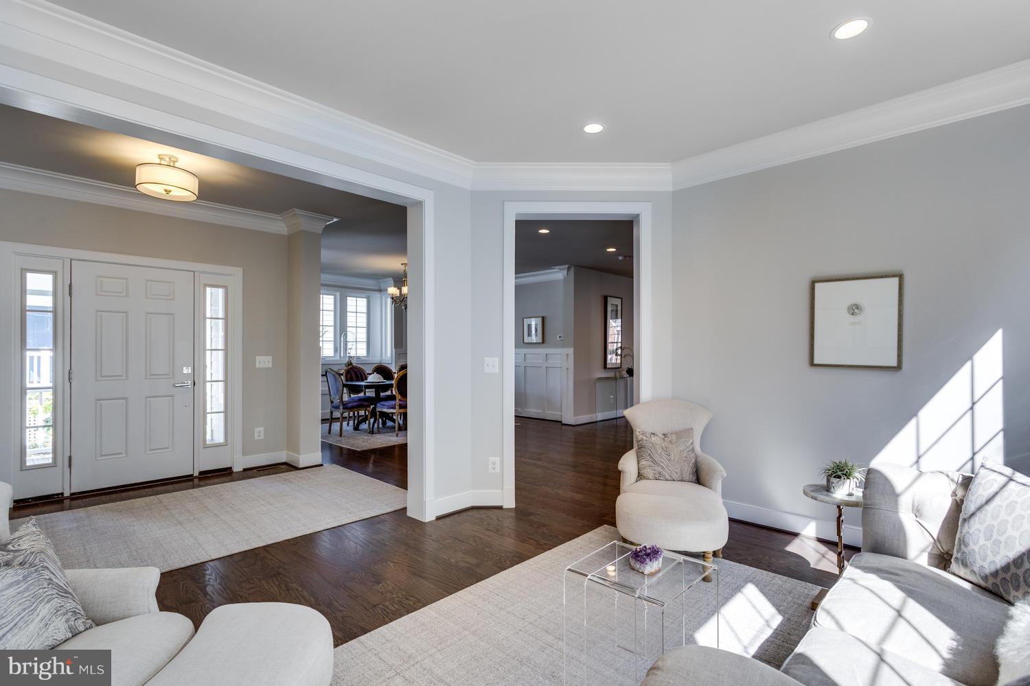 6229 Washington Boulevard Arlington, VA 22205 - Photo 5 of 29 Living Room