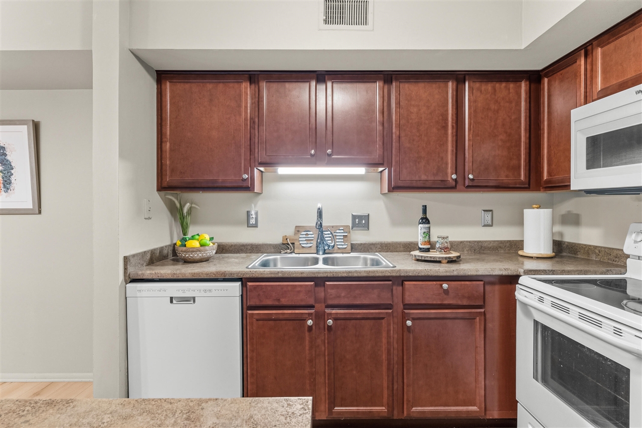 734 West Kilgore Road, Unit 208 Kalamazoo, MI 49008 - Photo 7 of 32