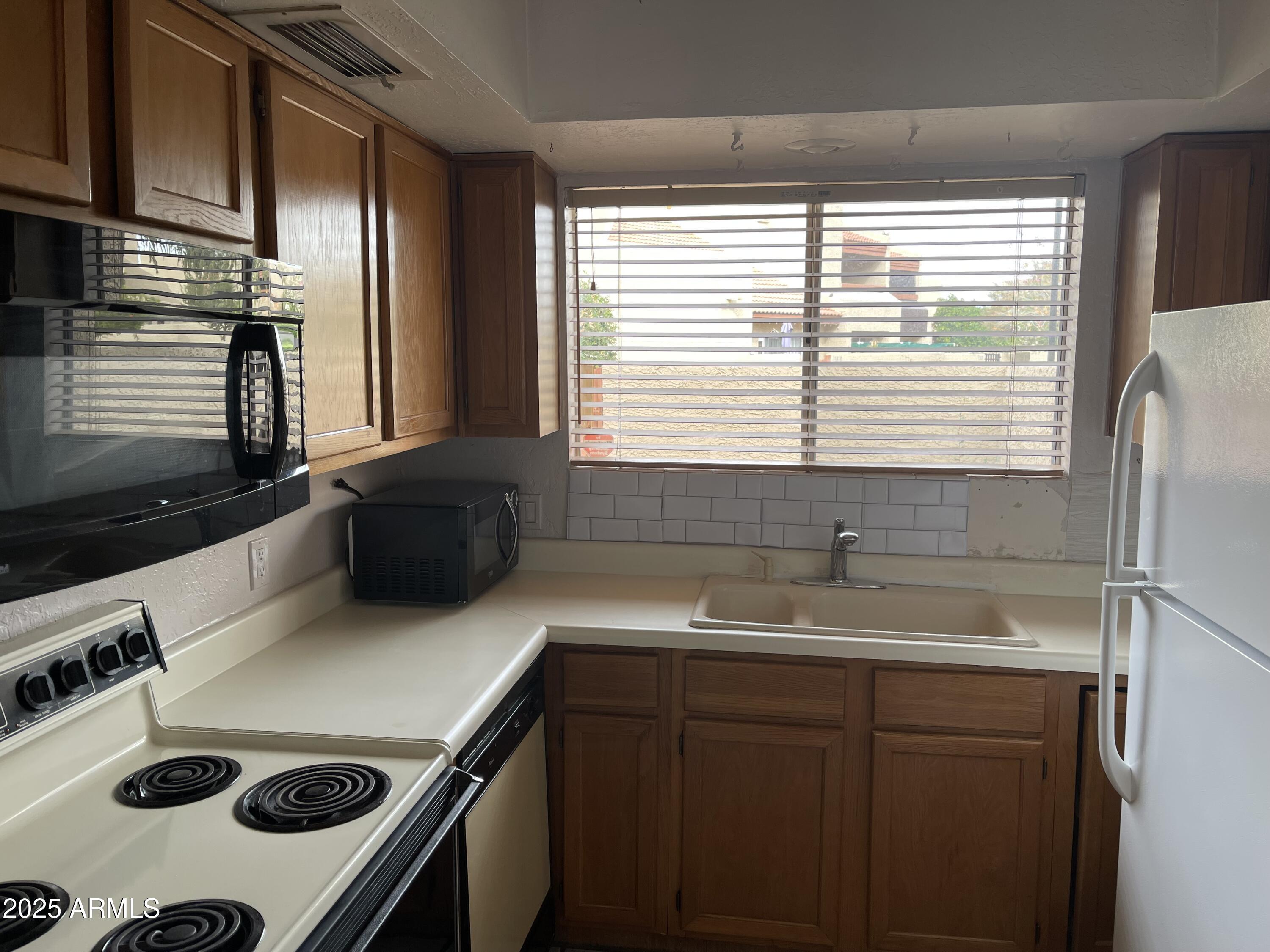 4206 West Calavar Road Phoenix, AZ 85053 - Photo 3 of 17 3 kitchen