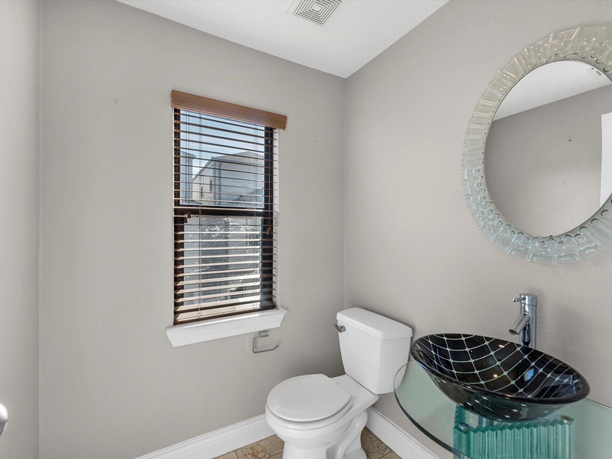 2505 Dallas Street Houston, TX 77003 - Photo 8 of 13 a bathroom with a toilet a sink and mirror