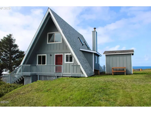 a view of a yard in front of house