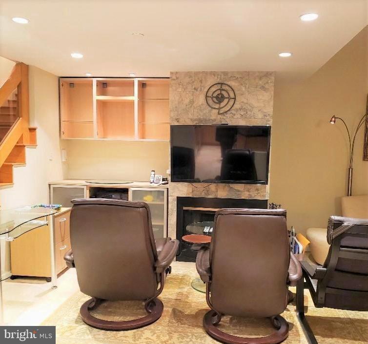 1530 Key Boulevard, Unit 1319 Arlington, VA 22209 - Photo 11 of 30 a living room with furniture and a flat screen tv
