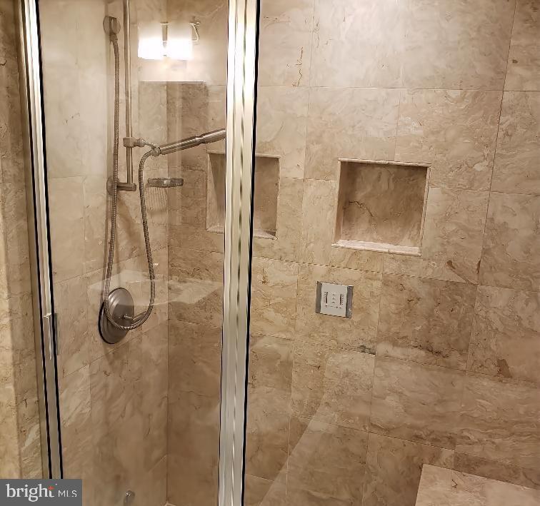 1530 Key Boulevard, Unit 1319 Arlington, VA 22209 - Photo 22 of 30 a bathroom with a shower