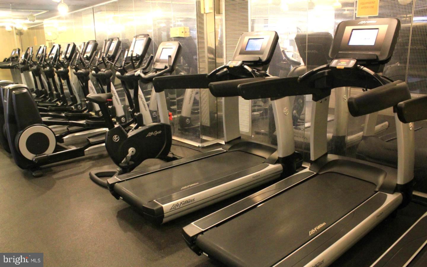 1530 Key Boulevard, Unit 1319 Arlington, VA 22209 - Photo 28 of 30 a room with gym equipment