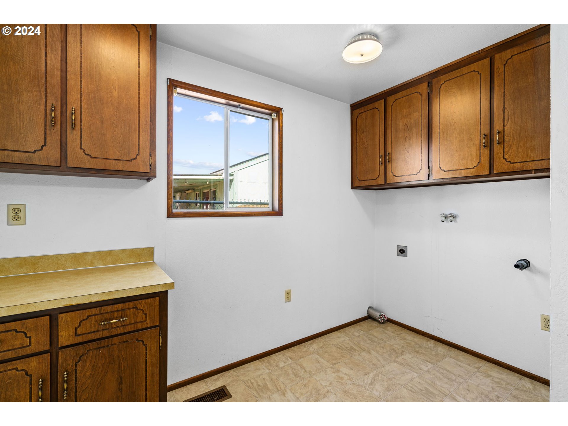 1463 L Street Springfield, OR 97477 - Photo 11 of 40 Laundry