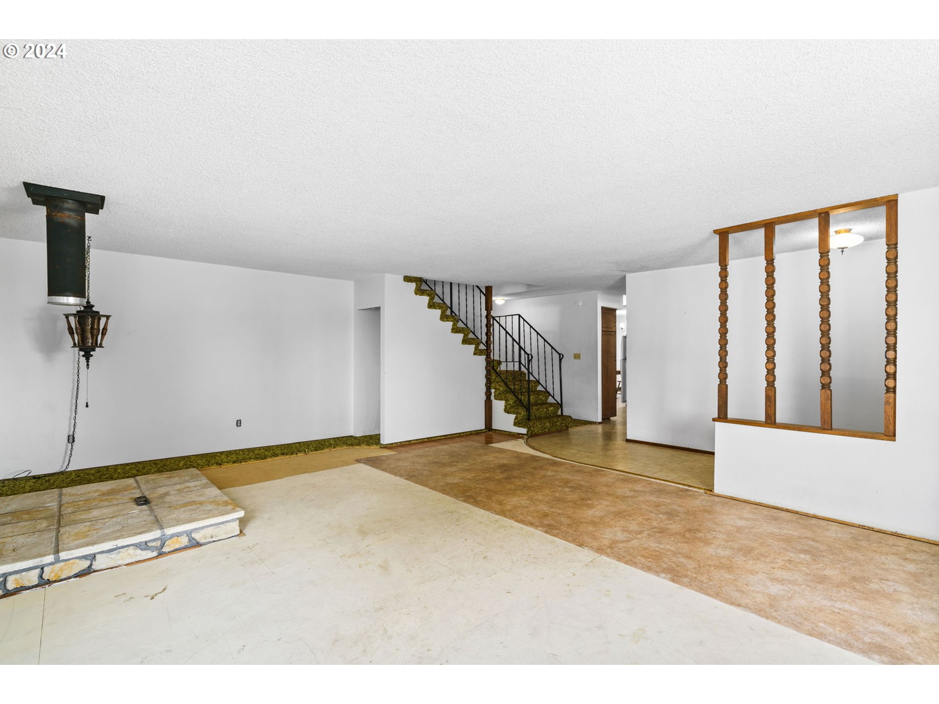1463 L Street Springfield, OR 97477 - Photo 5 of 40 Living Room