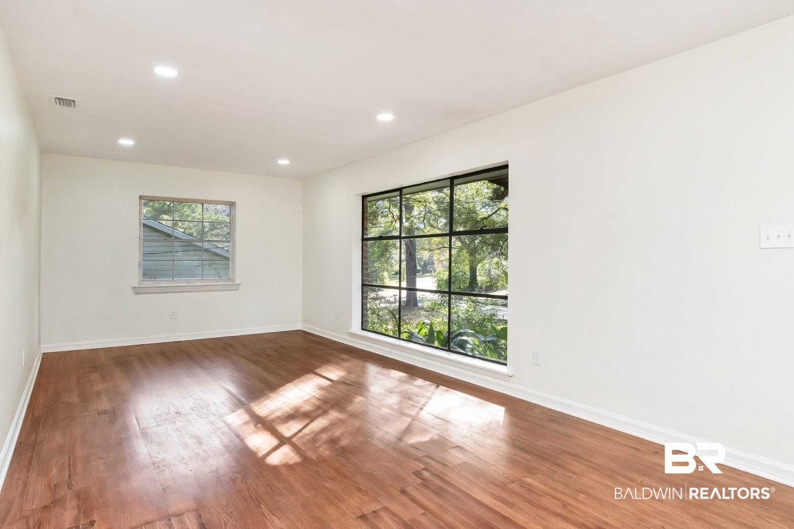 2460 Lilac Avenue Mobile, AL 36606 - Photo 4 of 21
