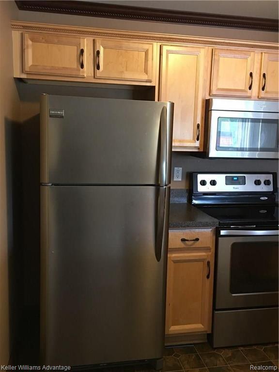 17208 Chesapeake Circle Walled Lake, MI 48390 - Photo 10 of 37 11