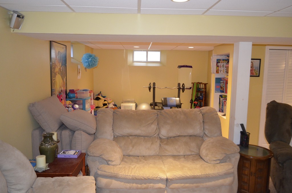 51 Cheyenne Road Springfield, MA 01109 - Photo 21 of 28 a living room with furniture and a potted plant