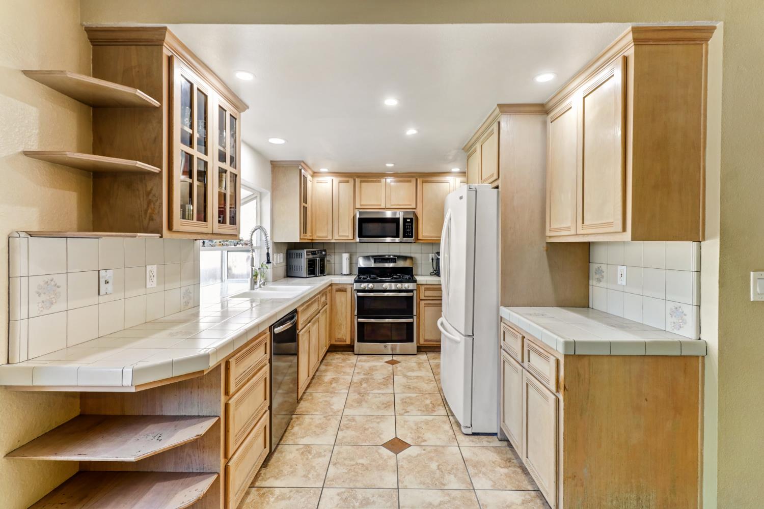 6511 Mossview Way Citrus Heights, CA 95621 - Photo 11 of 48