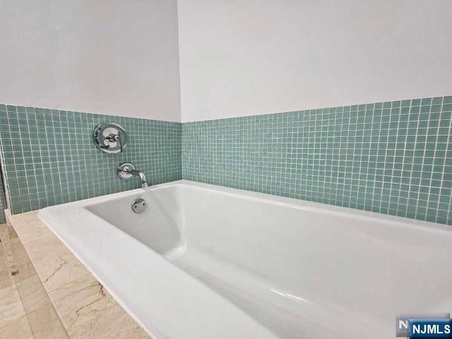807 Hudson Park Edgewater, NJ 07020 - Photo 14 of 27 a bathroom with a bathtub