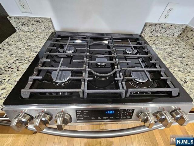 807 Hudson Park Edgewater, NJ 07020 - Photo 6 of 27 a close view of a stove top oven
