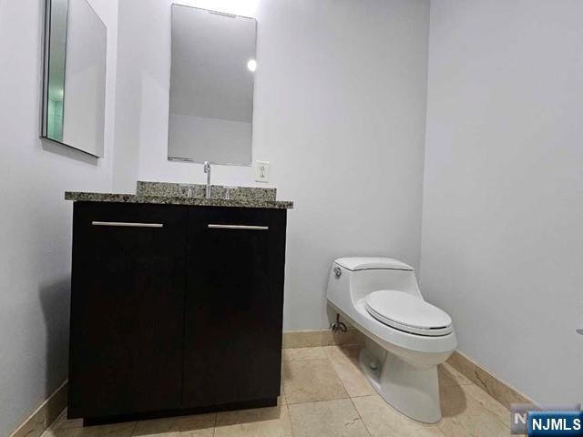 807 Hudson Park Edgewater, NJ 07020 - Photo 8 of 27 a bathroom with a toilet a sink and mirror