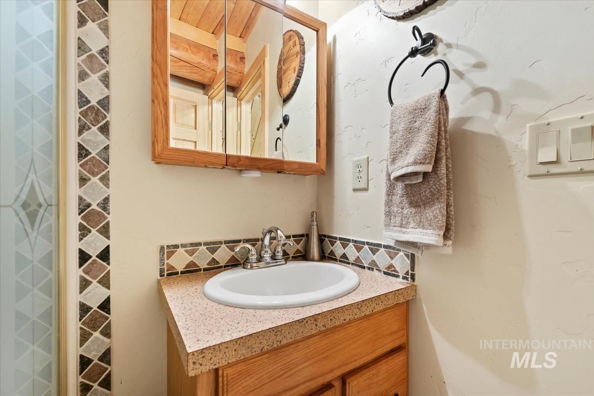 10 Elk Point Road Garden Valley, ID 83622 - Photo 31 of 42 Bathroom with vanity and decorative backsplash
