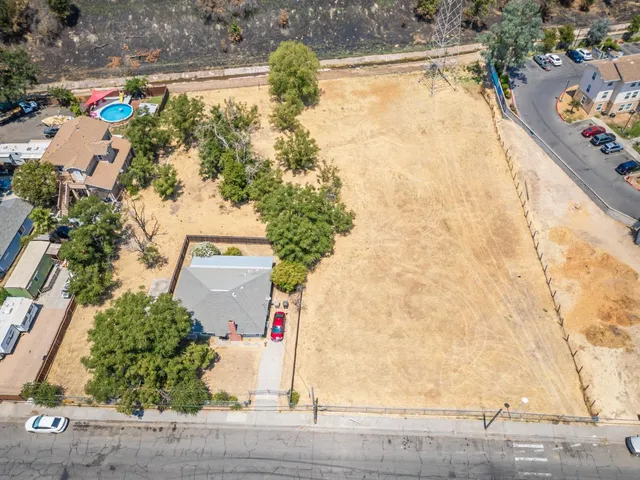 a sign that is sitting on the side of a road