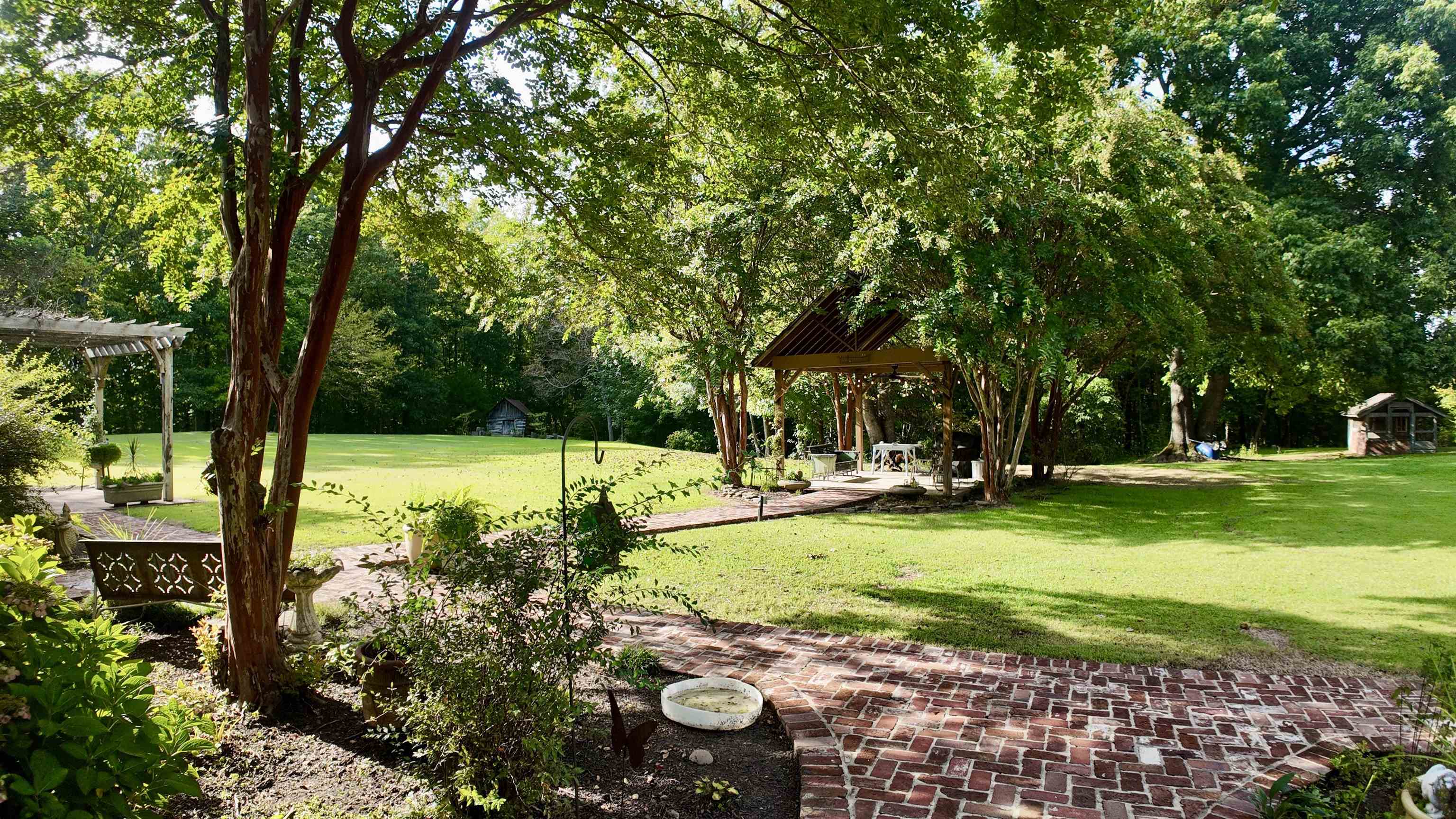 Don't you just love the pretty brick-lined walkways??