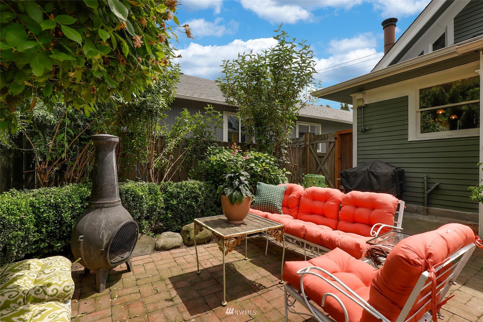 1010 South Director Street Seattle, WA 98108 - Photo 31 of 40 a table and chairs sitting in front of a house