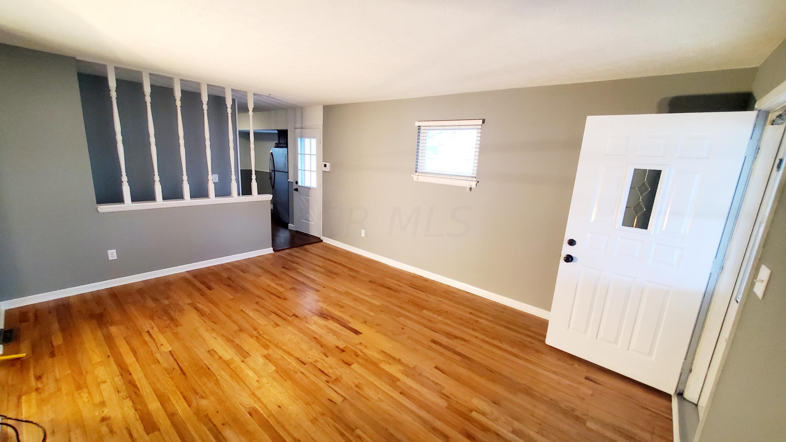 3105 Hillgate Road Columbus, OH 43207 - Photo 6 of 34 LIving Room